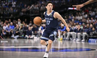 媒体人：杯赛的地板问题太大了，换地板无望应该撕掉所有地贴